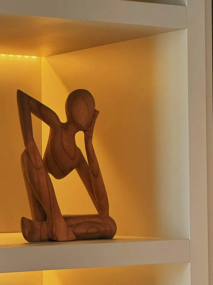 Escultura de madeira — detalhe decorativo da Clínica Menezes & Zacher