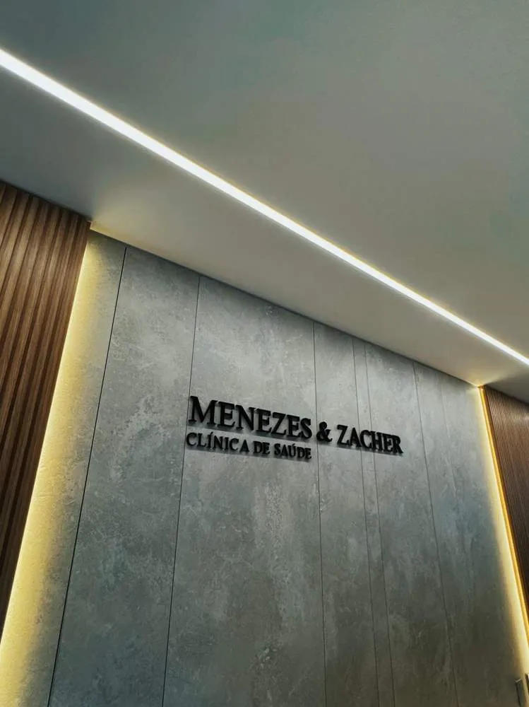 Letreiro Menezes & Zacher — Clínica de Saúde na parede da recepção
